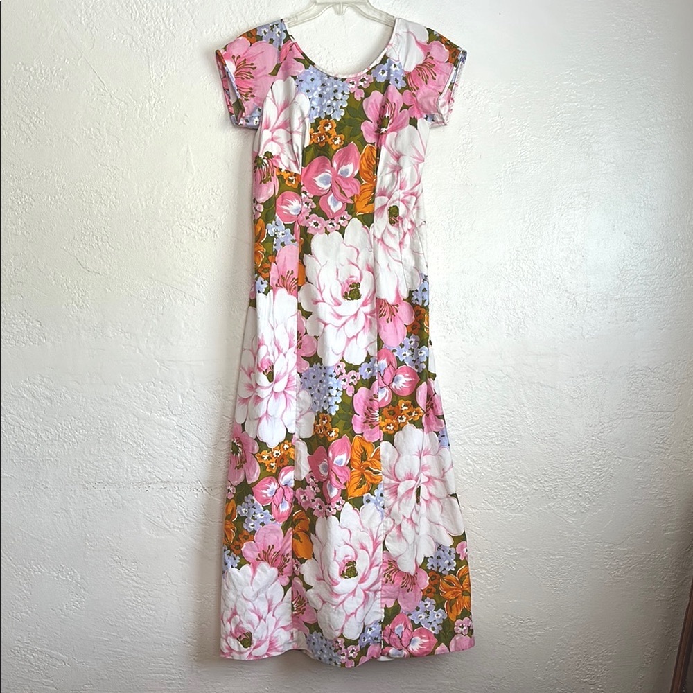 1960’s Hawaii vintage Floral long Midi muumuu Dress in Pink and White